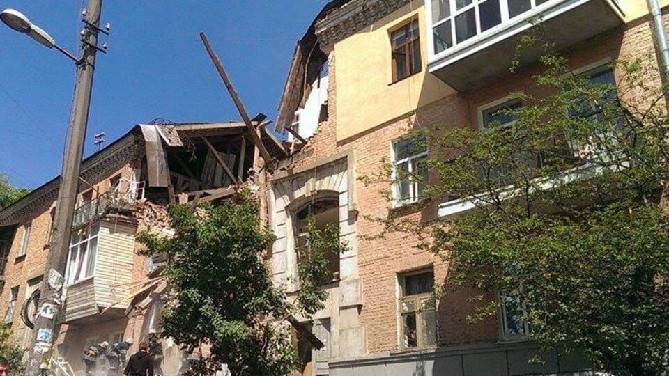 У Києві обвалився житловий будинок, є постраждалі. Фоторепортаж