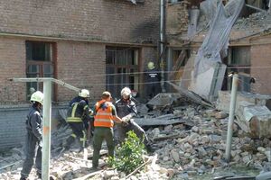 Спасатели на месте обрушения дома