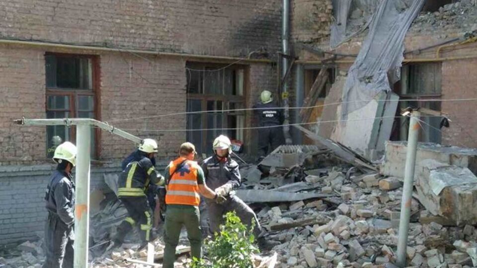 Спасатели на месте обрушения дома