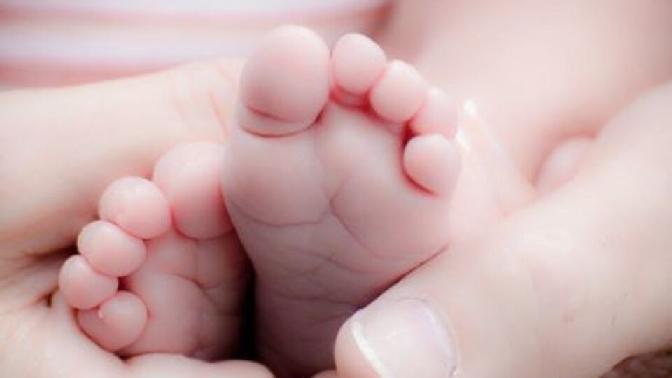 В Запорожье пытались продать новорожденную девочку