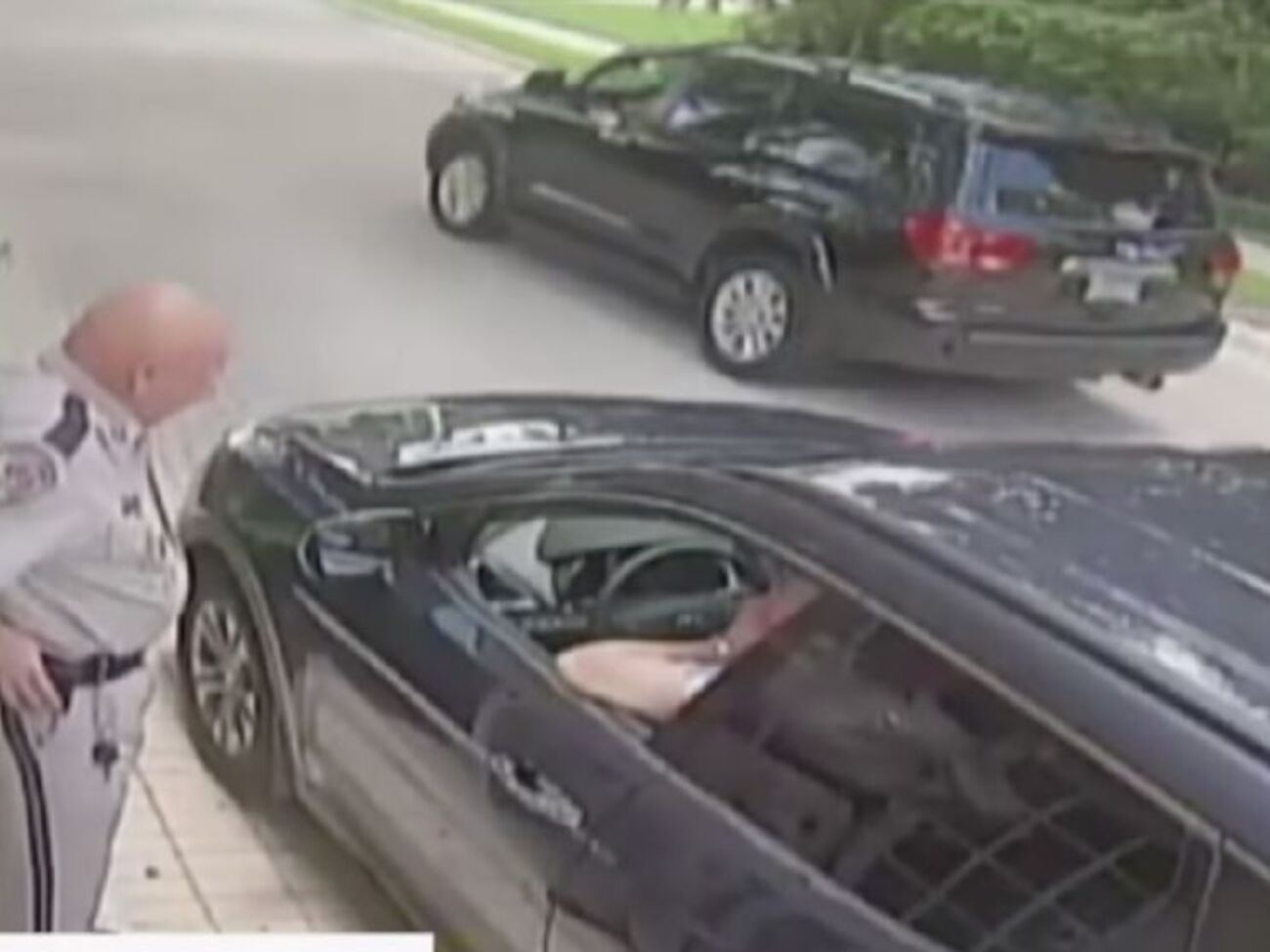 Вільямс їхала на темному позашляховику (на задньому плані)