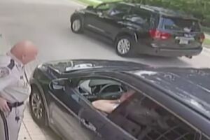 Вільямс їхала на темному позашляховику (на задньому плані)