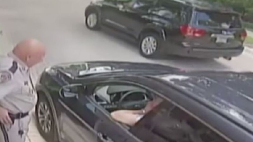 Уильямс ехала на темном внедорожнике (дальняя машина)