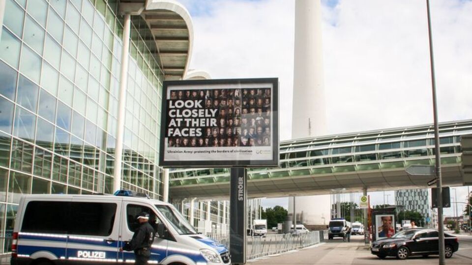 Курочка считает, что билборд приказали убрать организаторы саммита