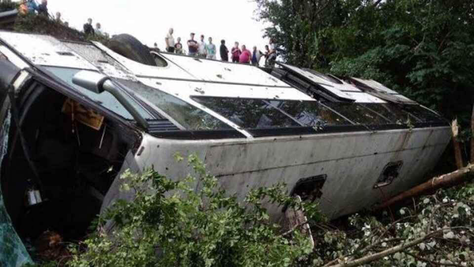 У Тернопільській області автобус упав з обриву