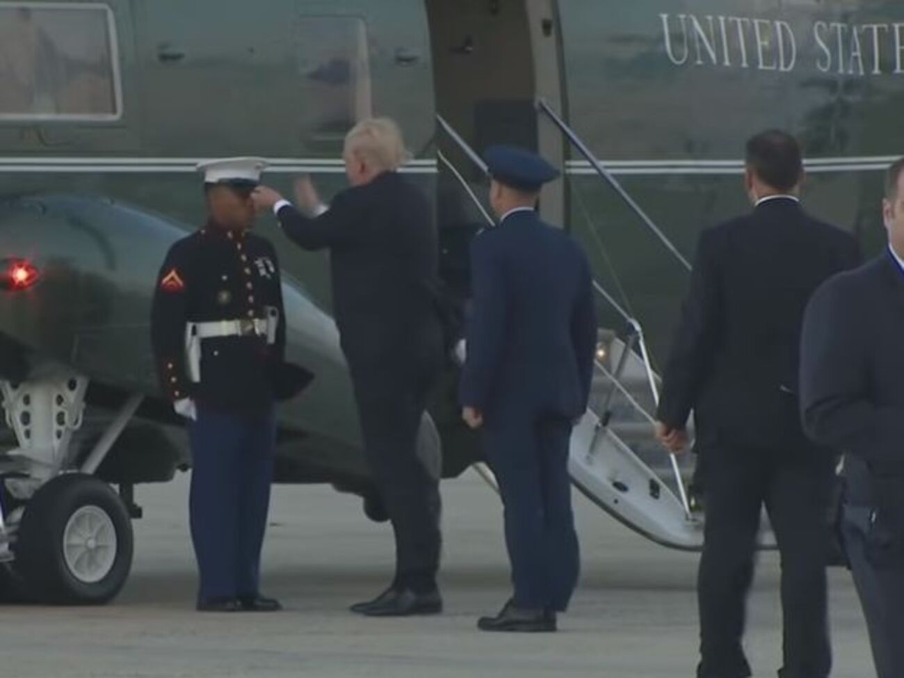 Трамп намагався повернути кашкет на голову солдата