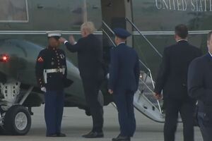 Трамп намагався повернути кашкет на голову солдата