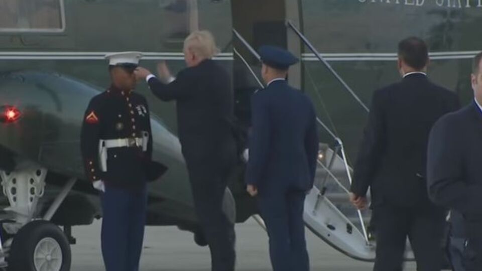 Трамп намагався повернути кашкет на голову солдата