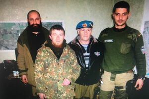 На фото Гратов с боевиками "ДНР" Моторолой и Гиви