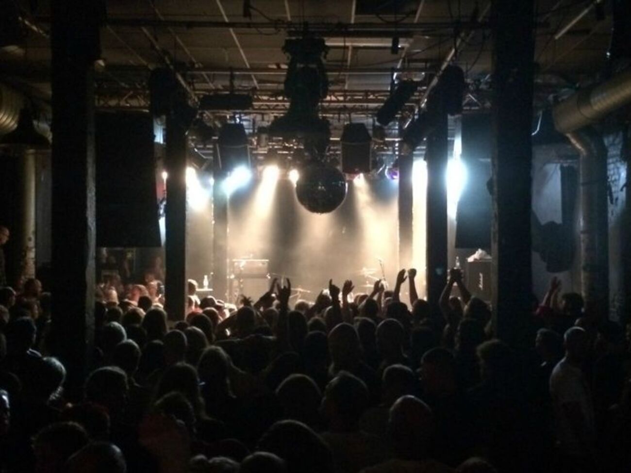 Серед постраждалих двоє охоронців, бармен і відвідувач нічного клубу