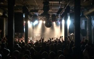 Серед постраждалих двоє охоронців, бармен і відвідувач нічного клубу