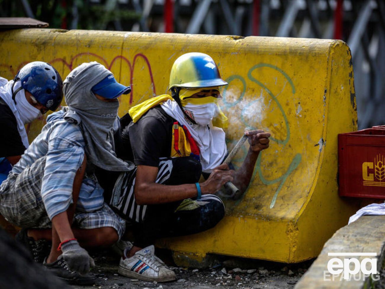 Падение национальной валюты произошло на фоне многомесячных протестов