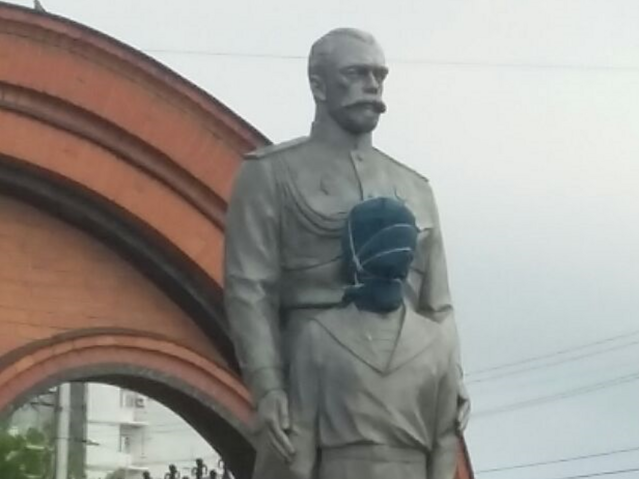 Частину скульптури закрили тканиною