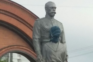 Частину скульптури закрили тканиною