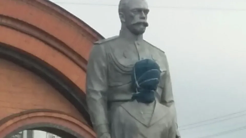 Частину скульптури закрили тканиною
