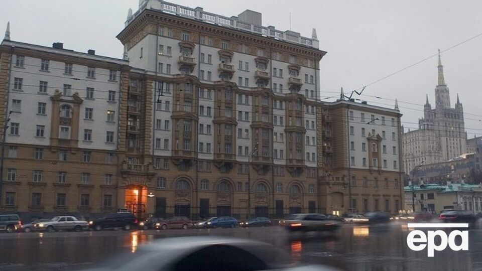 Решение коснется не только сотрудников посольства в Москве (на фото), но и генеральных консульств в Санкт-Петербурге, Екатеринбурге и Владивостоке, отмечает The Washington Post