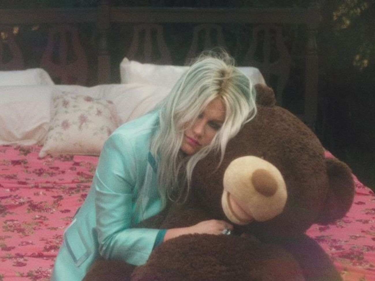 Kesha представила ролик о своем детстве