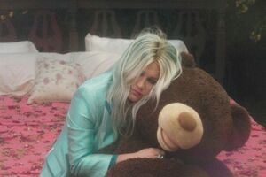 Kesha представила ролик о своем детстве