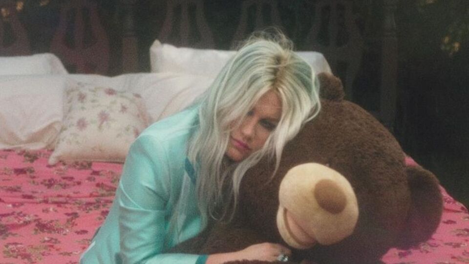 Kesha представила ролик о своем детстве