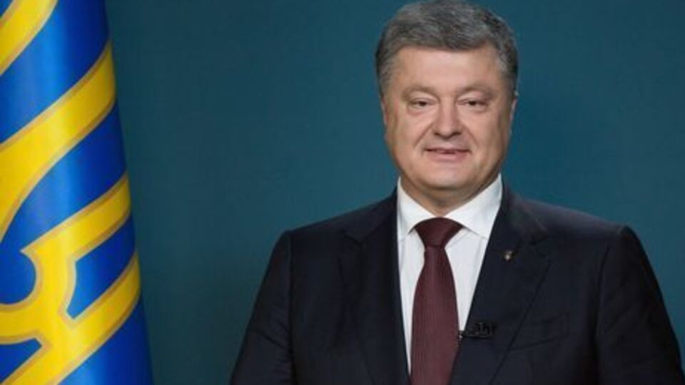 Порошенко сообщил, что в ближайшее время завершат комплектацию контрактной армии