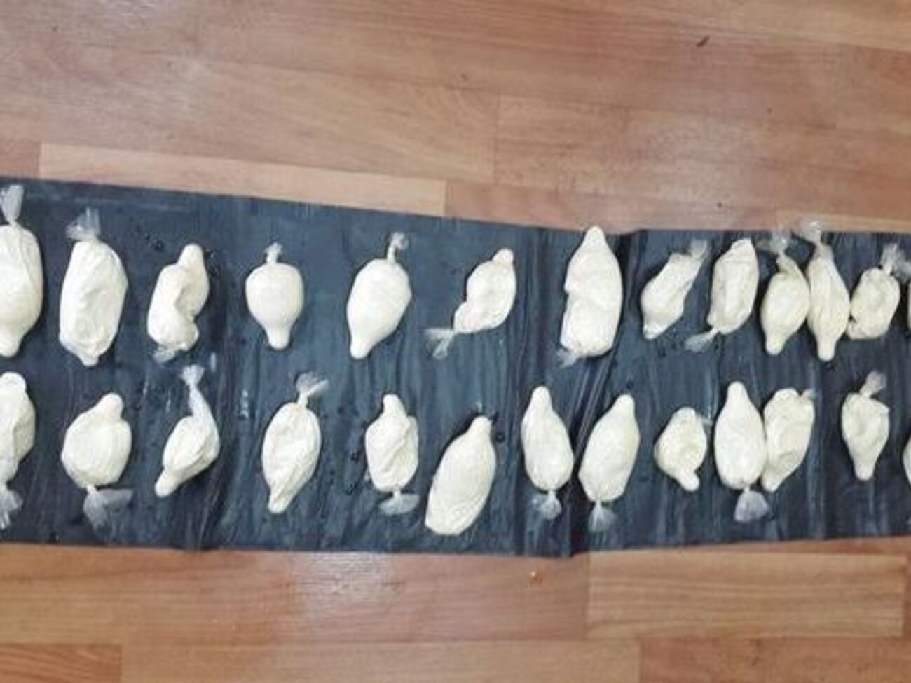 Чоловік намагався провезти понад 1 кг наркотиків