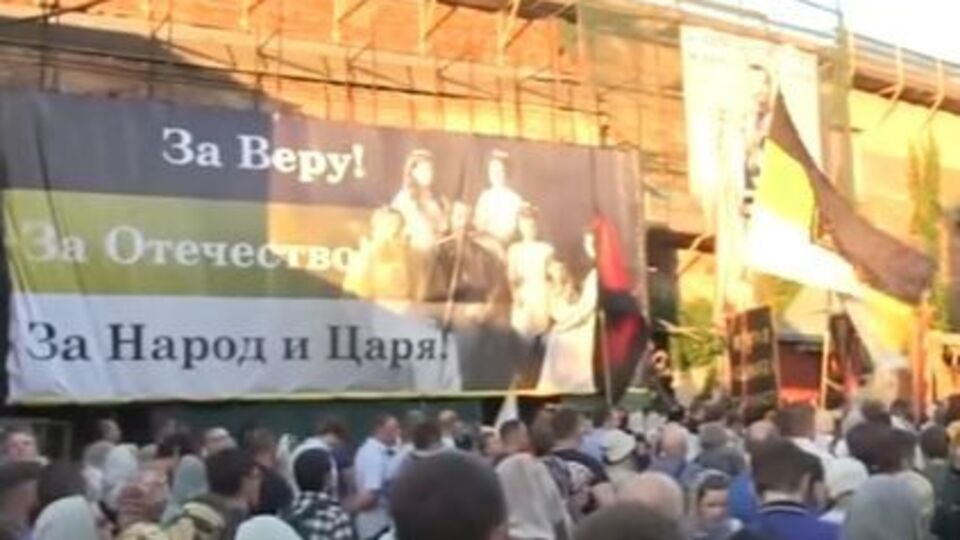 У стоянні взяло участь приблизно 500 осіб