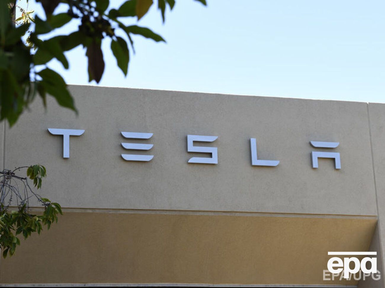По данным Reuters, Tesla разрабатывает беспилотный грузовик