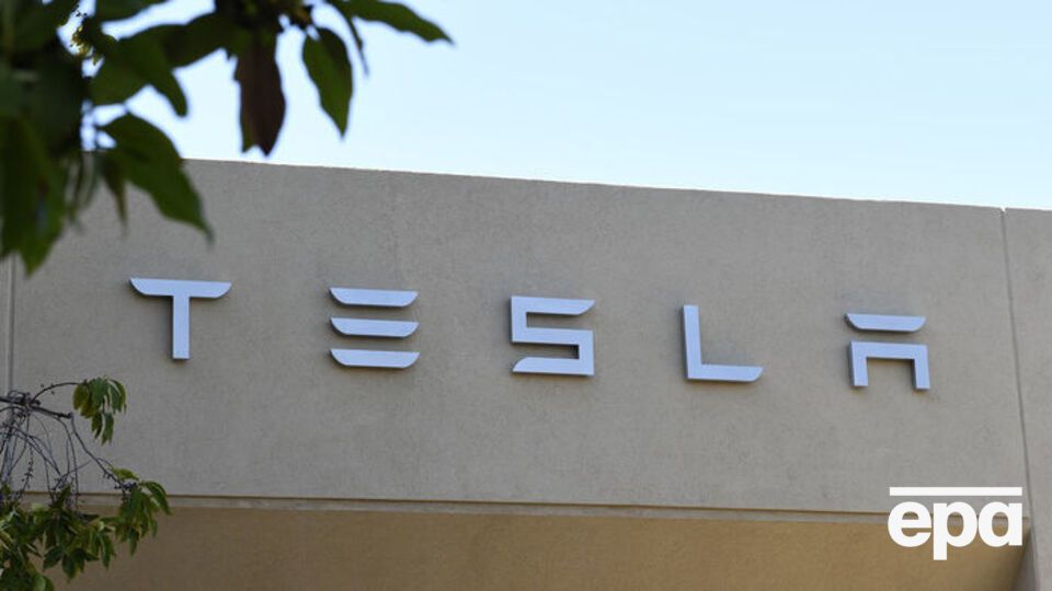 По данным Reuters, Tesla разрабатывает беспилотный грузовик
