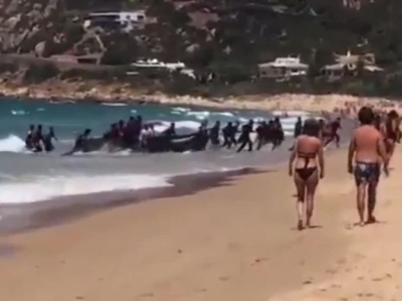 После высадки мигранты сразу же бросились вглубь материка