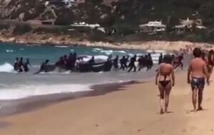 После высадки мигранты сразу же бросились вглубь материка