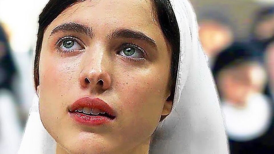 Героїня фільму планує пов'язати життя з церквою