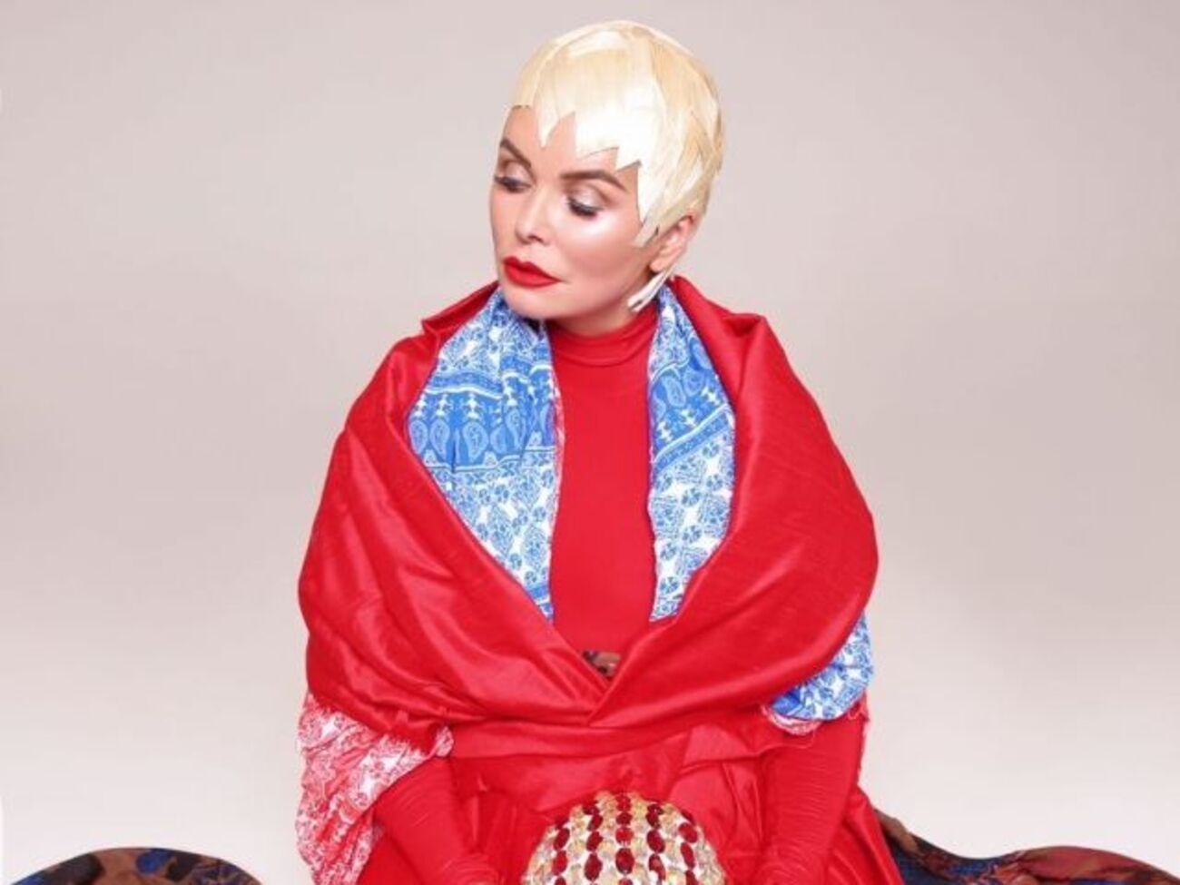 Ассия Ахат в новом клипе превратилась в куклу