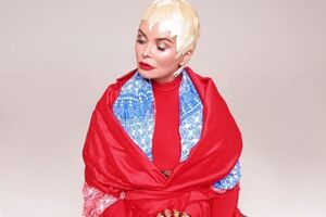 Ассия Ахат в новом клипе превратилась в куклу