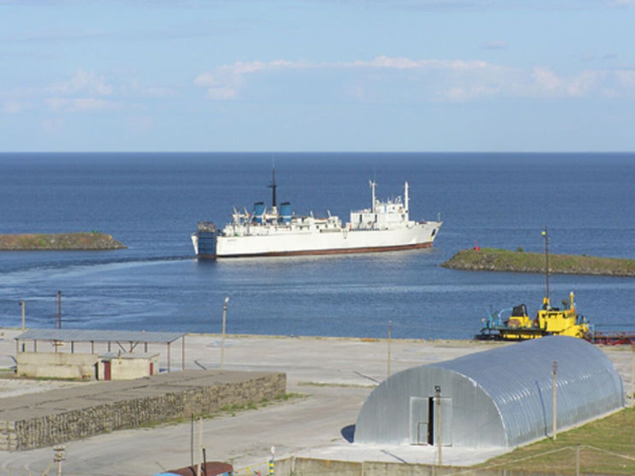 Очаків розташований на узбережжі Чорного моря, поряд із гирлом Дніпра