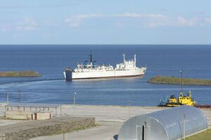 Очаків розташований на узбережжі Чорного моря, поряд із гирлом Дніпра
