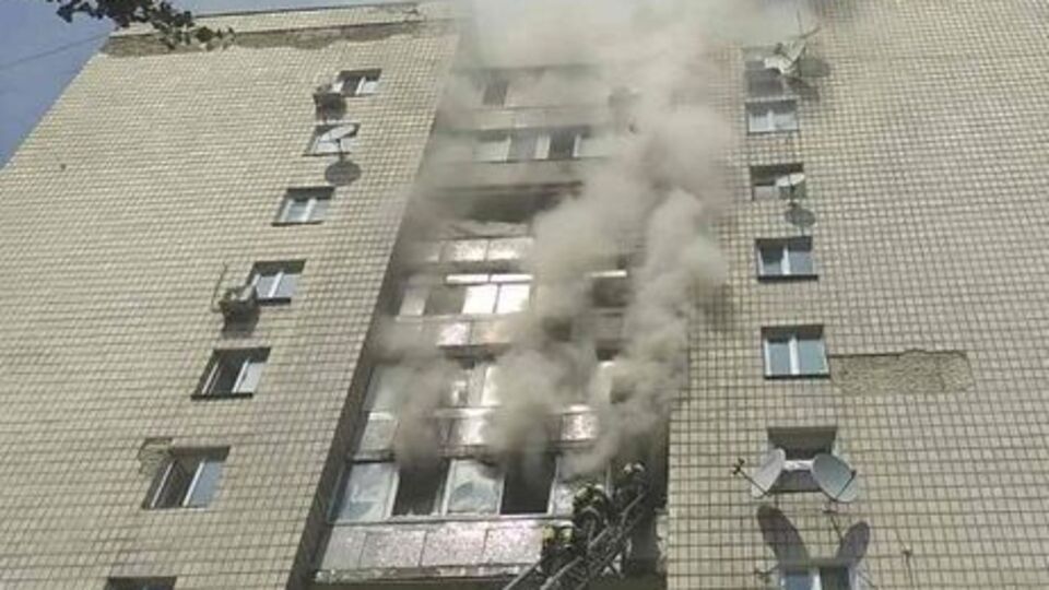 Під час гасіння пожежі з вікна вистрибнув чоловік