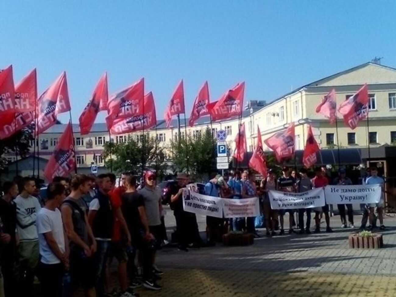 Активисты профсоюзного движения пообещали вернуться под Фонд госимущества, если чиновники не отменят торги по остальным шести облэнерго