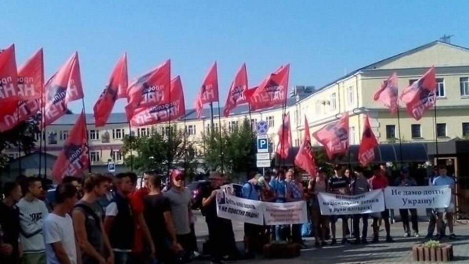 Активісти профспілкового руху пообіцяли повернутися під Фонд держмайна, якщо чиновники не скасують торгів щодо решти шести обленерго