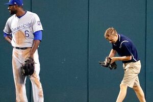 Лукасу Хэкманну досталось от котенка