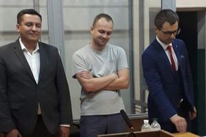 Суд залишив Суса (у центрі) під домашнім арештом