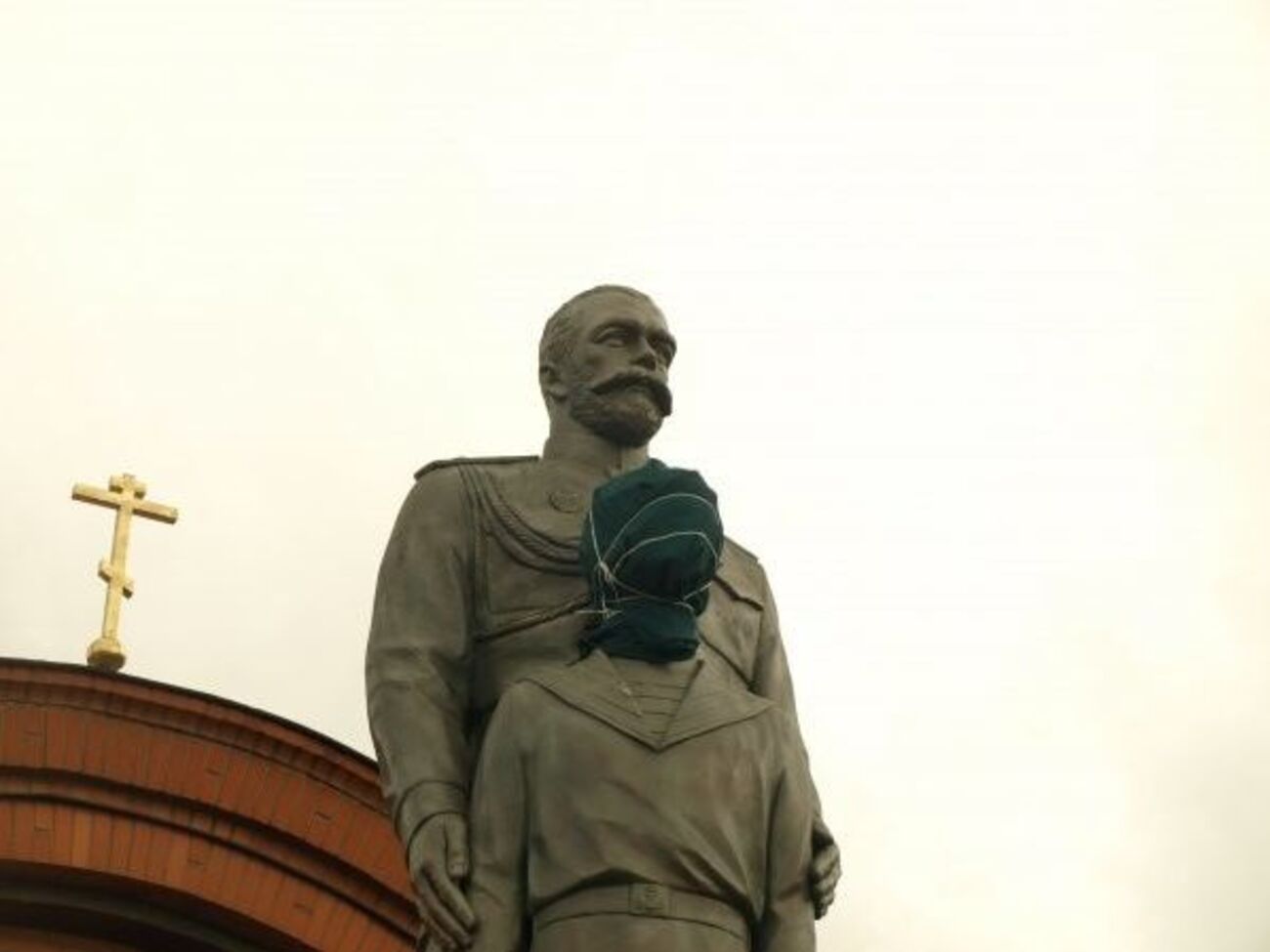 Памятник был поврежден вскоре после открытия