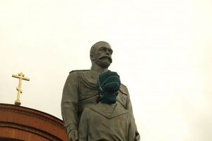 Памятник был поврежден вскоре после открытия