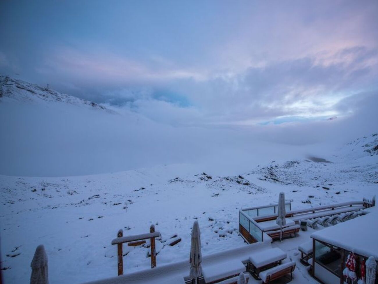 Летнее кафе в Церматте замело снегом