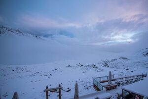 Летнее кафе в Церматте замело снегом