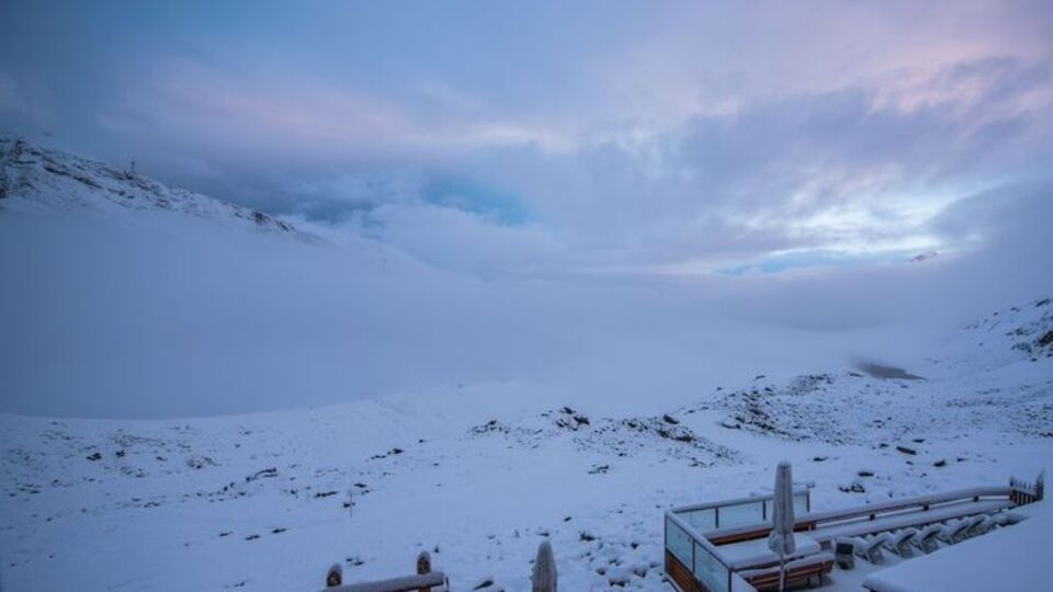 Летнее кафе в Церматте замело снегом