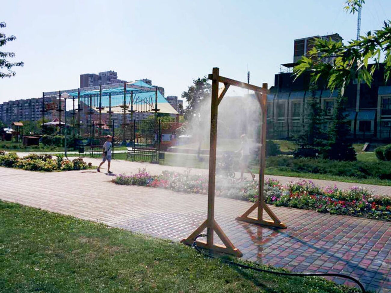 Рамки-розпилювачі встановили в парках і скверах усіх районів столиці