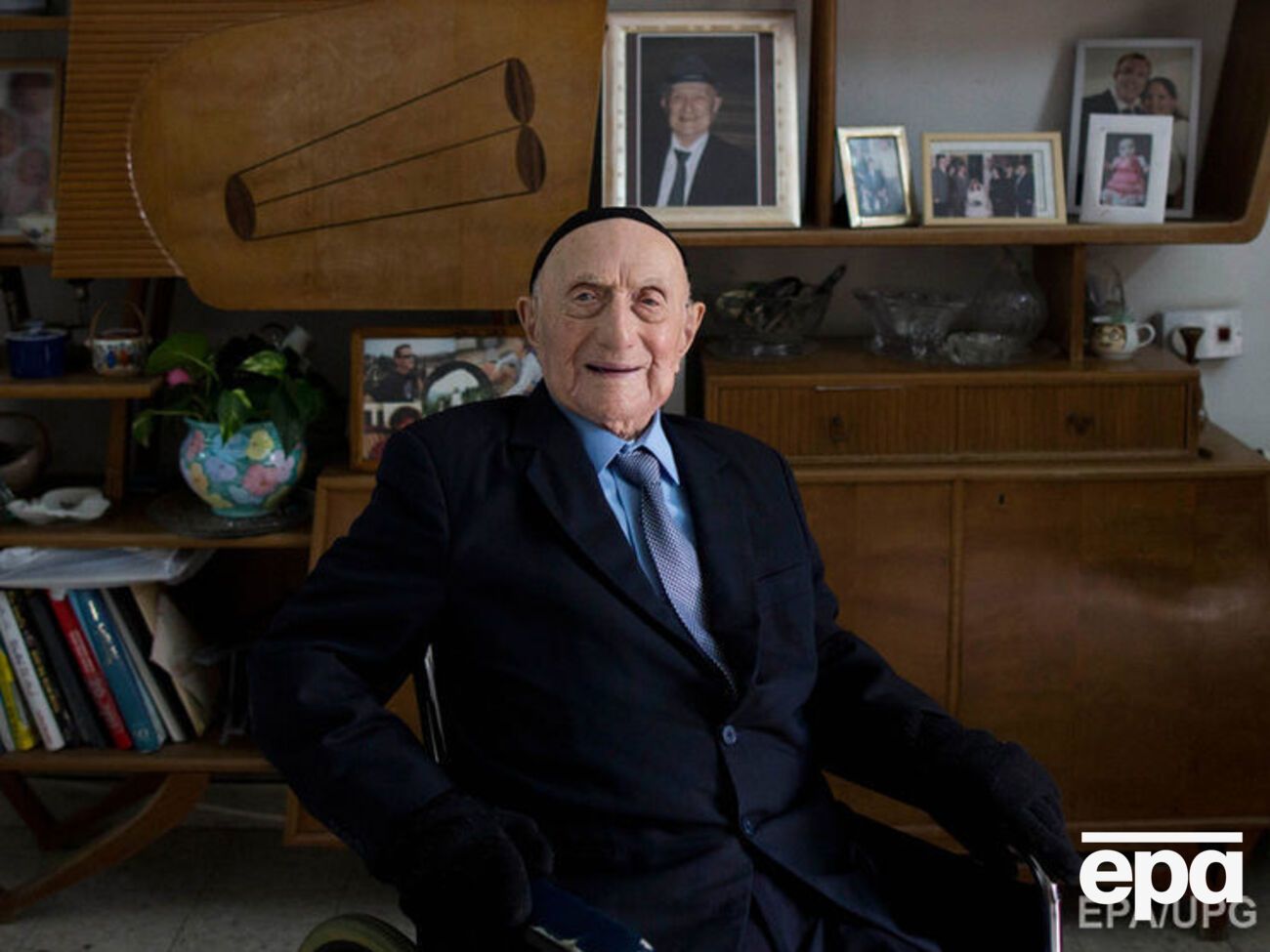 Во время Холокоста Криштал потерял&nbsp;первую жену и двух детей