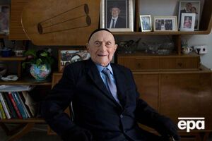 Во время Холокоста Криштал потерял первую жену и двух детей