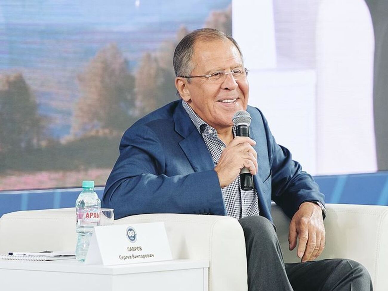 Лавров: Отдавать Крым в руки нацистам, которые совершили переворот в Киеве (а на этой волне пришло нынешнее руководство), было бы, я считаю, преступным