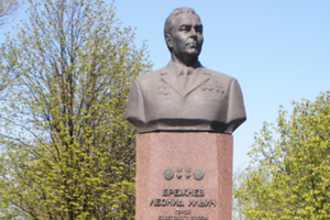 В Днепропетровской области требуют снести памятник Брежневу